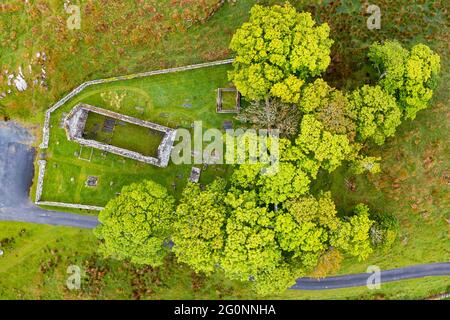 Veduta aerea della vecchia chiesa parrocchiale di Kildalton e del cortile che contiene Kildalton High Cross su Islay, Inner Hebrides, Scozia Regno Unito Foto Stock