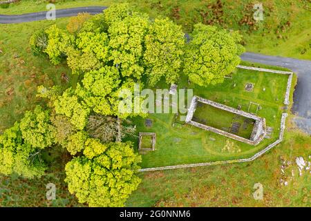 Veduta aerea della vecchia chiesa parrocchiale di Kildalton e del cortile che contiene Kildalton High Cross su Islay, Inner Hebrides, Scozia Regno Unito Foto Stock