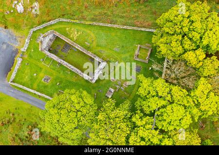 Veduta aerea della vecchia chiesa parrocchiale di Kildalton e del cortile che contiene Kildalton High Cross su Islay, Inner Hebrides, Scozia Regno Unito Foto Stock