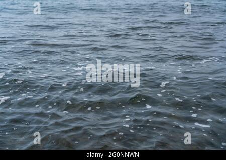 Onde sul mare con sabbia nera Foto Stock