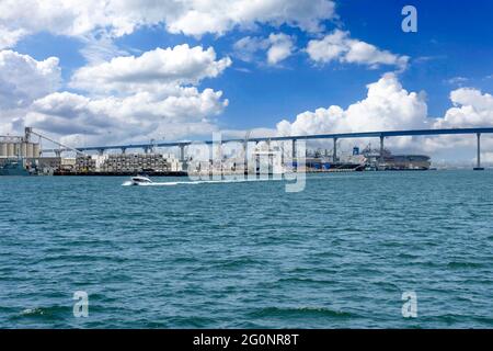 Vista del Ponte di Coronado e delle banchine commerciali di San Diego nella California meridionale Foto Stock
