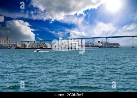 Vista del Ponte di Coronado e delle banchine commerciali di San Diego nella California meridionale Foto Stock