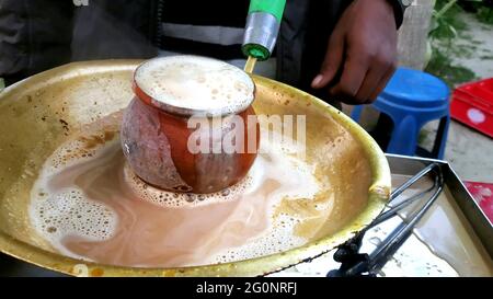 Primo piano di preparazione tè/Chai al latte indiano Tandoori in india. Messa a fuoco selettiva Foto Stock