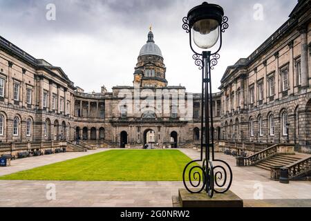 Vista esterna dell'Old College Quadrangle presso l'Edinburgh University, Edimburgo, Scozia, Regno Unito Foto Stock