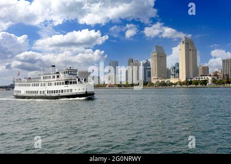 L'Admiral Hornblower, tour panoramico in barca di 1 ora in barca, naviga intorno alla baia di San Diego con vista sul centro di San Diego, California sullo sfondo Foto Stock