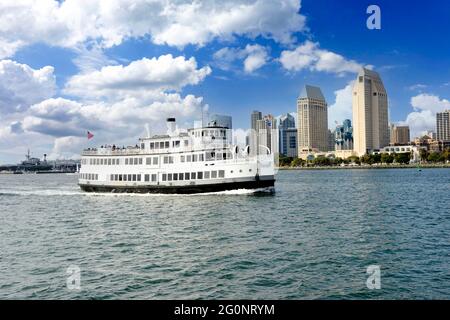 L'Admiral Hornblower, tour panoramico in barca di 1 ora in barca, naviga intorno alla baia di San Diego con vista sul centro di San Diego, California sullo sfondo Foto Stock