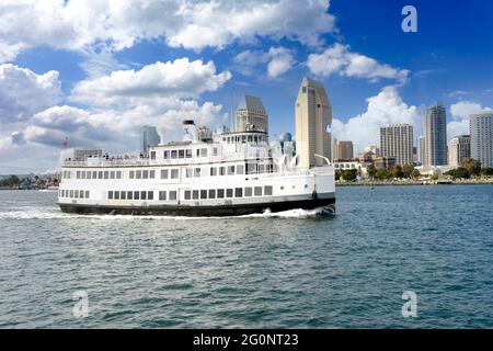 L'Admiral Hornblower, tour panoramico in barca di 1 ora in barca, naviga intorno alla baia di San Diego con vista sul centro di San Diego, California sullo sfondo Foto Stock