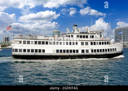 L'Admiral Hornblower, tour panoramico in barca di 1 ora in barca, naviga intorno alla baia di San Diego con vista sul centro di San Diego, California sullo sfondo Foto Stock