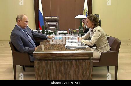 Il presidente russo Vladimir Putin tiene un incontro diretto con Anna Kuznetsova, commissario presidenziale per i diritti dell'infanzia, nella residenza ufficiale di Bocharov Ranchei il 31 maggio 2021 a Sochi, Russia. Foto Stock