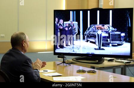 Il presidente russo Vladimir Putin ospita una cerimonia di apertura virtuale della nuova fabbrica di automobili Aurus a Tatarstan, proveniente dalla residenza ufficiale di Bocharov Ranchei a Capo Idokopas il 31 maggio 2021 a Sochi, Russia. Foto Stock
