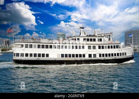 L'Admiral Hornblower, tour panoramico in barca di 1 ora in barca, naviga intorno alla baia di San Diego con vista sul centro di San Diego, California sullo sfondo Foto Stock