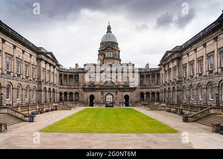 Vista esterna dell'Old College Quadrangle presso l'Edinburgh University, Edimburgo, Scozia, Regno Unito Foto Stock