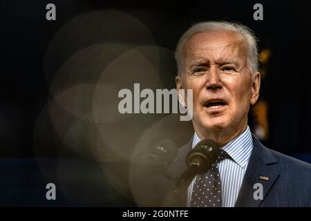 Washington, Stati Uniti. 02 giugno 2021. Il presidente degli Stati Uniti Joe Biden parla nell'Eisenhower Executive Office Building di Washington, DC, Stati Uniti, mercoledì 2 giugno 2021. Biden ha annunciato un piano di lavoro con chiese, college, aziende e celebrità per promuovere le vaccinazioni con il coronavirus negli Stati Uniti, dove la domanda per i colpi ha vacillato. Fotografo: Samuel Corum/Pool/Sipa USA Credit: Sipa USA/Alamy Live News Foto Stock