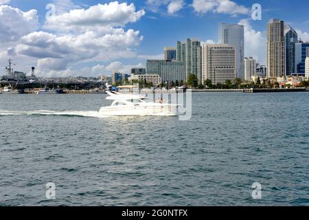 MotocroCruiser naviga nella baia di San Diego passando per i grattacieli del centro di San Diego, California Foto Stock