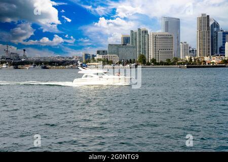 MotocroCruiser naviga nella baia di San Diego passando per i grattacieli del centro di San Diego, California Foto Stock