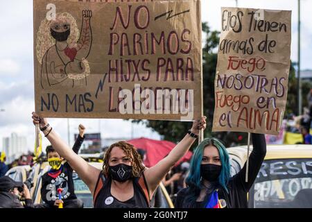 Durante la dimostrazione, i manifestanti hanno visto dei cartelli che dicevano "non abbiamo dato alla nascita i figli della guerra" e "hanno ottenuto armi da fuoco, abbiamo sparato nella nostra anima". Un mese dopo l’inizio dello sciopero nazionale, i manifestanti continuano a manifestare nelle strade della capitale colombiana, Bogotá e in tutto il paese per opporsi alle politiche governative e alla violenza della polizia. Ogni giorno si stanno svolgendo numerose manifestazioni e marce, con migliaia di persone che partecipano allo sciopero. Credit: SOPA Images Limited/Alamy Live News Foto Stock