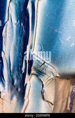 Metallo verniciato blu metallico con strutture astratte bianche, nere e arrugginite Foto Stock