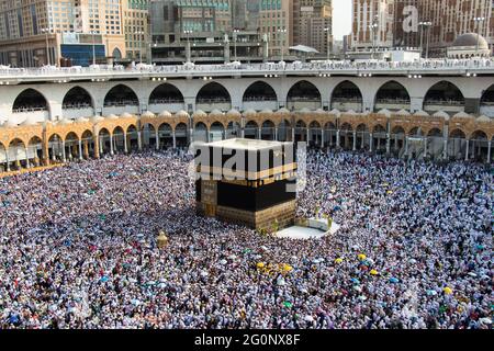 Santa Kaaba. Folla di persone che camminano sempre intorno a Kaaba. Rituale di circumambulazione - tawaf durante Hajj. Mecca - Arabia Saudita Foto Stock