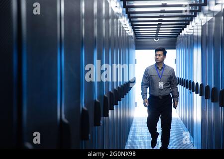 I tecnici effettuano il check-in nella sala computer Foto Stock