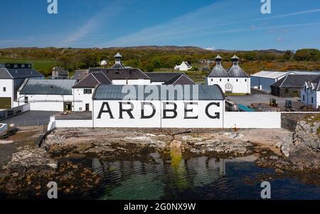 Vista aerea dal drone della distilleria di whisky di scotch Ardbeg a Kildalton su Islay , Inner Hebrides , Scozia, Regno Unito Foto Stock