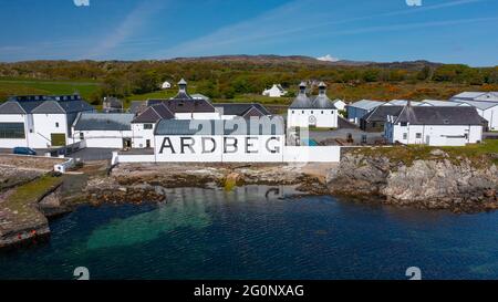 Vista aerea dal drone della distilleria di whisky di scotch Ardbeg a Kildalton su Islay , Inner Hebrides , Scozia, Regno Unito Foto Stock