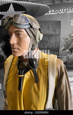 Personaggio che indossa una tuta da volo del 1942 presso il museo delle portaerei della USS Midway a San Diego, California Foto Stock