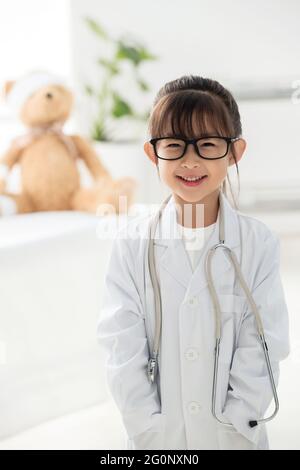 La bambina vestita da medico Foto Stock