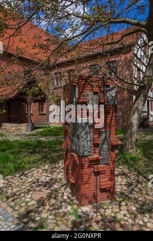 JUETERBOG, GERMANIA - 23 MAGGIO 2021: Cortile del Municipio. Juterbog è una città storica situata nel nord-est della Germania, nel distretto di Brandeburgo. Foto Stock