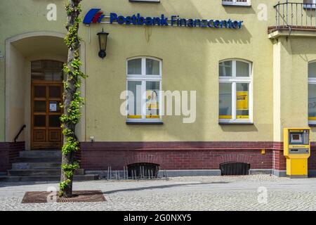 JUETERBOG, GERMANIA - 23 MAGGIO 2021: Filiale di Postbank. Postbank è la divisione retail banking di Deutsche Bank. Foto Stock