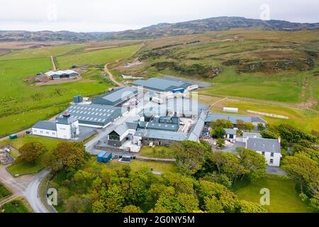 Vista aerea dal drone della distilleria di whisky di scotch Kilchoman su Islay , Inner Hebrides , Scozia, Regno Unito Foto Stock