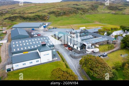 Vista aerea dal drone della distilleria di whisky di scotch Kilchoman su Islay , Inner Hebrides , Scozia, Regno Unito Foto Stock