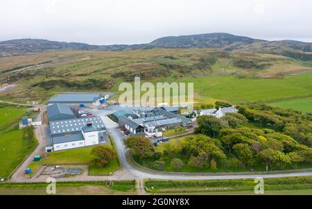 Vista aerea dal drone della distilleria di whisky di scotch Kilchoman su Islay , Inner Hebrides , Scozia, Regno Unito Foto Stock