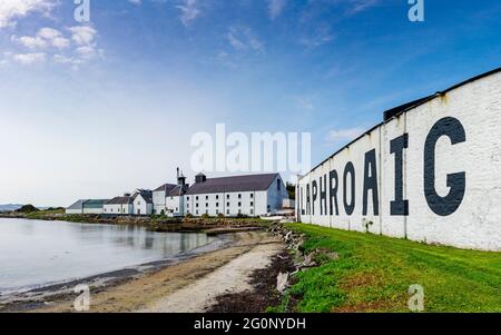 Vista esterna della distilleria Laphroaig scotch whisky a Kildalton su Islay , Inner Hebrides , Scozia, UK Foto Stock