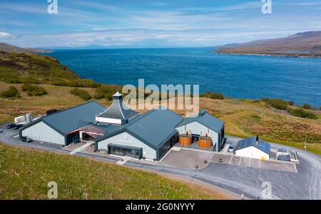 Vista aerea dal drone della nuova distilleria di whisky Ardnahoe scotch su Islay , Inner Hebrides , Scozia, UK Foto Stock