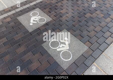 Segno di pietra della pista ciclabile costruita sulla superficie stradale, Sopron, Ungheria Foto Stock