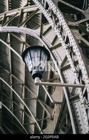 Elementi architettonici, primo piano lanterna d'epoca. Foto Stock