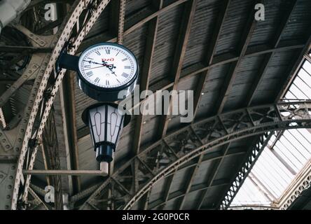 Elementi architettonici, lanterna vintage e primo piano dell'orologio. Foto Stock