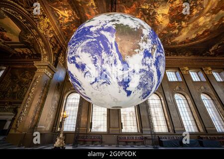 Gaia, una replica rotante di 7 m-wide terra installazione da Luke Jerram in mostra nella Sala dipinta, Old Royal Naval college a Greenwich. Foto Stock