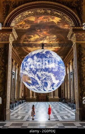 Gaia, una replica rotante di 7 m-wide terra installazione da Luke Jerram in mostra nella Sala dipinta, Old Royal Naval college a Greenwich. Foto Stock