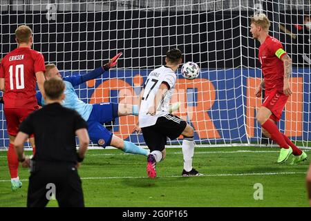 Florian NEUHAUS (GER) spara l'obiettivo a 1-0 contro goalwart Kasper SCHMEICHEL (DEN), azione, goal shot. Calcio Laenderspiel, gioco amichevole, Germania (GER) - Daenemark (DEN) su 02.06.2021 a Innsbruck/Tivoli Stadium. Foto Stock