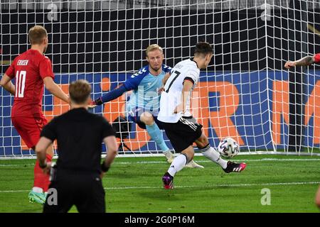 Florian NEUHAUS (GER) spara l'obiettivo a 1-0 contro goalwart Kasper SCHMEICHEL (DEN), azione, goal shot. Calcio Laenderspiel, gioco amichevole, Germania (GER) - Daenemark (DEN) su 02.06.2021 a Innsbruck/Tivoli Stadium. Foto Stock