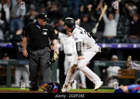 L'infedelder di Colorado Rockies Ryan McMahon (24) segna il gioco che ha vinto un campo selvaggio durante una partita di stagione regolare di MLB contro i Texas Rangers, Foto Stock