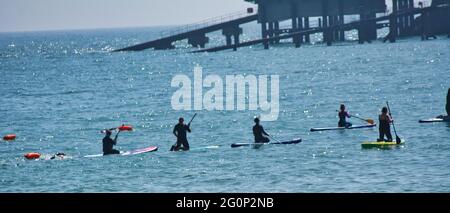 Lezione di paddle boarding a Tendy, Galles, Regno Unito Foto Stock