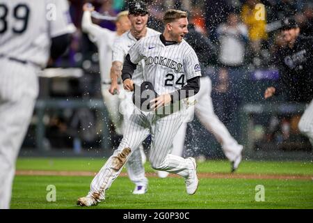 L'infedelder di Colorado Rockies Ryan McMahon (24) segna la corsa vincente durante una partita di stagione regolare di MLB contro i Texas Rangers, martedì 1 giugno, Foto Stock