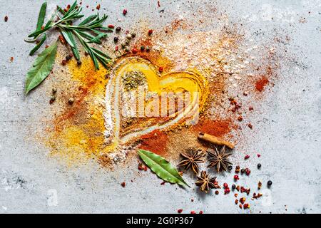 Varie polveri di spezie (paprika, curry, coriandolo, zenzero, cipolle secche e aglio, curcuma, cannella, pepe, anice) ed erbe (rosmarino, foglia di alloro) o Foto Stock