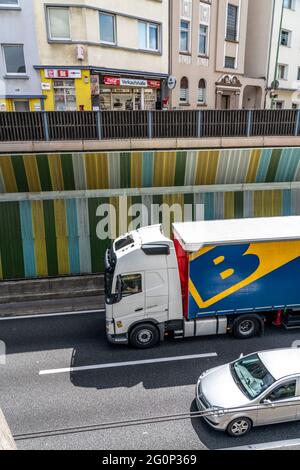 Autostrada A40, Ruhrschnellweg, nella strada di attraversamento di Essen, barriera antirumore, sala da bere, chiosco NRW, Germania Foto Stock