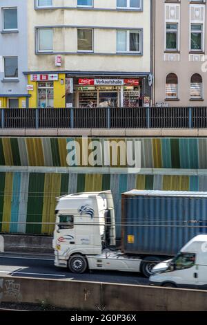 Autostrada A40, Ruhrschnellweg, nella strada di attraversamento di Essen, barriera antirumore, sala da bere, chiosco NRW, Germania Foto Stock