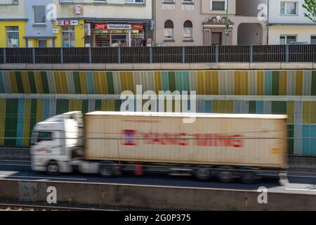 Autostrada A40, Ruhrschnellweg, nella strada di attraversamento di Essen, barriera antirumore, sala da bere, chiosco NRW, Germania Foto Stock