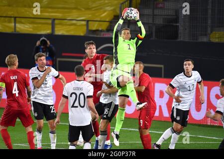 Il goalwart Manuel NEUER (GER) parria la palla, la sfilata, l'azione, la scena di penalità. Calcio Laenderspiel, gioco amichevole, Germania (GER) - Daenemark (DEN) su 02.06.2021 a Innsbruck/Tivoli Stadium. Foto Stock