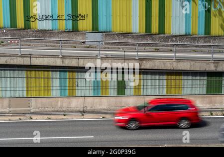 Autostrada A40, Ruhrschnellweg, nella strada di attraversamento di Essen, barriera antirumore, con lo slogan, la vita è bella, NRW, Germania, , Foto Stock